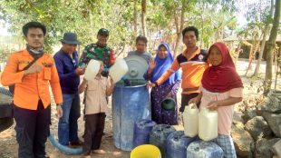 warga Desa Sidamulya menerima bantuan air bersih dari BPBD Subang (dok. KM)