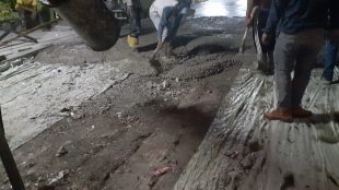 Pekerjaan pengecoran jalan di Perum Koperpu RT 006/04 Desa Karangsatria, Tambun Utara, Kabupaten Bekasi (dok. KM)