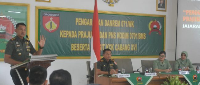 Komandan Korem 071/Wijayakusuma Kolonel Kavaleri Dani Wardhana memberikan Jam Komandan kepada para prajurit dan PNS Kodim 0701/Banyumas, bertempat di Aula Jenderal Soedirman Makodim 0701/Banyumas, Selasa 15/10/2019