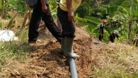 Warga Kampung Babakan Manglid, Desa Sukaraksa, bergotong royong membangun saluran pipa Pamsimas (dok. KM)