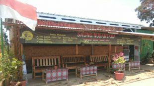 Kedai Lesehan Saung Nusantara milik Rochman Endy di Karawang, Jawa Barat (dok. KM)