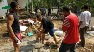 Warga RW 08 Komplek Perumahan GMM saat kerja bakti (dok. KM)