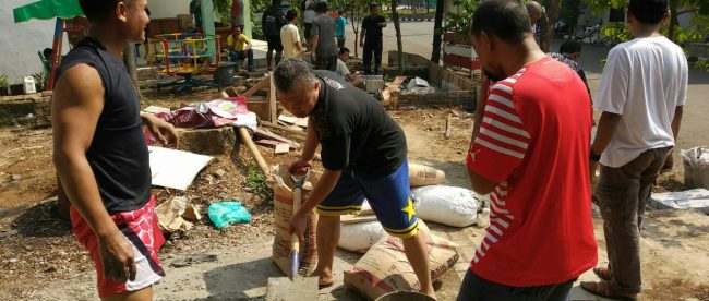 Warga RW 08 Komplek Perumahan GMM saat kerja bakti (dok. KM)