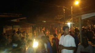 Warga Kelurahan Selat Lancang, Kota Tanjungbalai, menyaksikan pembubaran pesta anak punk oleh pihak Polres Tanjungbalai (dok. KM)