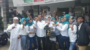 Calon Kades Gunung Picung, Kecamatan pamijahan, Kabupaten Bogor, bersama relawannya dari JAMPE Haji Oman usai pengundian nomor urut Pilkades 2019, MInggu 20/10 (dok. KM)