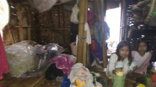 Kondisi rumah Erun (60) yang sangat memprihatinkan serta kumuh di Desa Sukaraksa, Cigudeg (dok. KM)