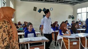 Anggota Komisi IV DPRD Kabupaten Bogor (Ruhiyat Sujana) sidak ke SMPN 1 Ciampea yang atap ruangannya ambruk di saat KBM (dok. KM)