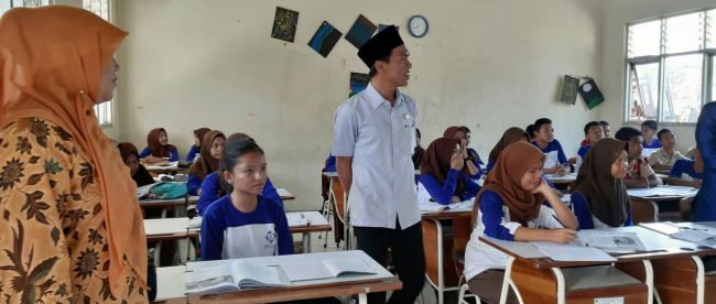 Anggota Komisi IV DPRD Kabupaten Bogor (Ruhiyat Sujana) sidak ke SMPN 1 Ciampea yang atap ruangannya ambruk di saat KBM (dok. KM)