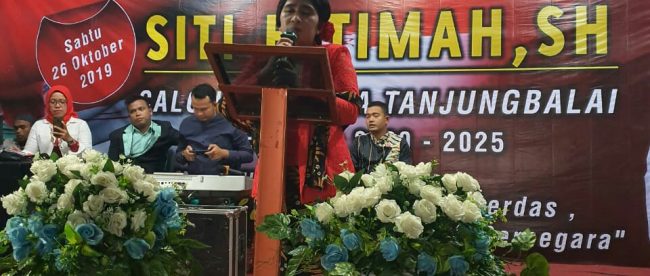 Siti Fatimah menyampaikan sambutan dalam acara Syukuran dan Pernyataan Sikap dirinya untuk menjadi Calon Wali Kota Tanjungbalai 2020-2025 (dok. KM)