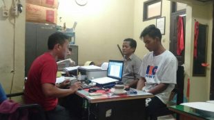 Agus Salim, pelaku sodomi saat diperiksa di ruang penyidik Polres Tanjungbalai (dok. KM)