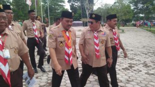 Ka Kwarcab Kota Langsa Marzuki Hamid, bersama Ka Kwardari Djufri Efendi hadir dalam kegiatan pembukaan serta menjadi inspektur upacara pembukaan kegiatan Rover Adventure & Camp Korwil I Kwartir Aceh, yang bertempat di Hutan Wisata Kota Langsa, Jumat 11/10 (dok. Muddin/KM)