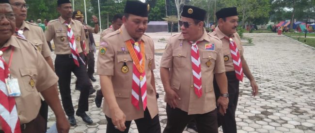 Ka Kwarcab Kota Langsa Marzuki Hamid, bersama Ka Kwardari Djufri Efendi hadir dalam kegiatan pembukaan serta menjadi inspektur upacara pembukaan kegiatan Rover Adventure & Camp Korwil I Kwartir Aceh, yang bertempat di Hutan Wisata Kota Langsa, Jumat 11/10 (dok. Muddin/KM)