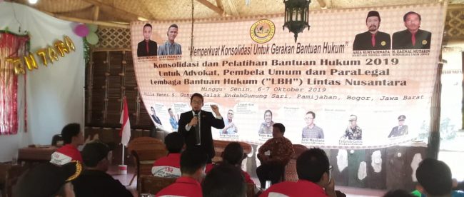 Boris Tampubolon memberikan materi pemahaman hukum kepada kader-kader LBH Linnus di Pamijahan, Minggu 6/10/2019 (dok. KM)
