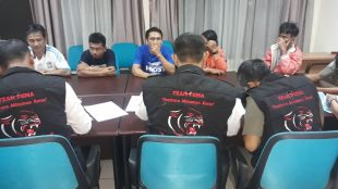 Para pedagang miras ilegal yang terjaring saat diperiksa Tim Puma Satpol PP Kota Bogor, Senin malam 14/10/2019 (dok. KM)