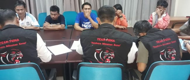 Para pedagang miras ilegal yang terjaring saat diperiksa Tim Puma Satpol PP Kota Bogor, Senin malam 14/10/2019 (dok. KM)