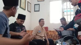 Awak media mewawancarai ketua panitia pilkades Desa Galuga Ari Idris Maulana terkait tindakan oknum Ketua Tim Pemenangan Cakades No 3 (dok. KM)