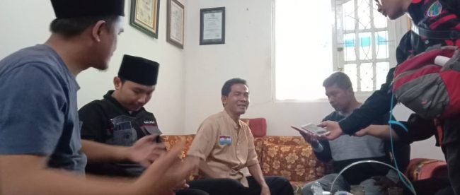 Awak media mewawancarai ketua panitia pilkades Desa Galuga Ari Idris Maulana terkait tindakan oknum Ketua Tim Pemenangan Cakades No 3 (dok. KM)
