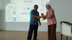 Pemberian Cinderamata Direktur Politeknik AKA Bogor ke BPSDM Kementerian Perindustrian RI (dok. KM)