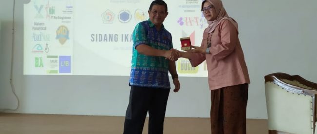 Pemberian Cinderamata Direktur Politeknik AKA Bogor ke BPSDM Kementerian Perindustrian RI (dok. KM)