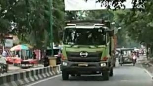 Truk berukuran besar berlalu lalang melintas di jalan inti Kota Tanjungbalai (dok. KM)