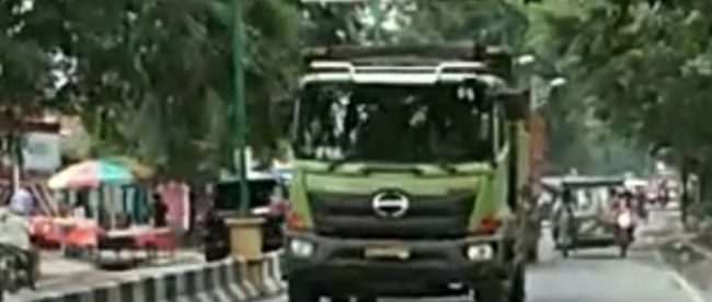 Truk berukuran besar berlalu lalang melintas di jalan inti Kota Tanjungbalai (dok. KM)