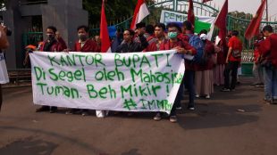 Aksi unjuk rasa mahasiswa IMM di depan Kantor Bupati Bogor, Rabu 20/11/2019 (dok. KM)