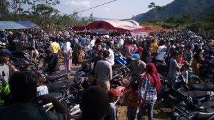 Warga Desa Cisarua, Kecamatan Nanggung, beramai-ramai mendatangi TPS Pilkades, 3/11/2019 (dok. KM)