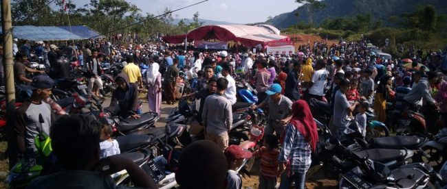 Warga Desa Cisarua, Kecamatan Nanggung, beramai-ramai mendatangi TPS Pilkades, 3/11/2019 (dok. KM)