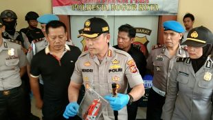 Kapolresta Bogor Kota Kombes Pol Hendri Fiuser saat menunjukkan salah satu barang bukti pembunuhan sopir Grab Car, Senin 4/11/2019 (dok. KM)