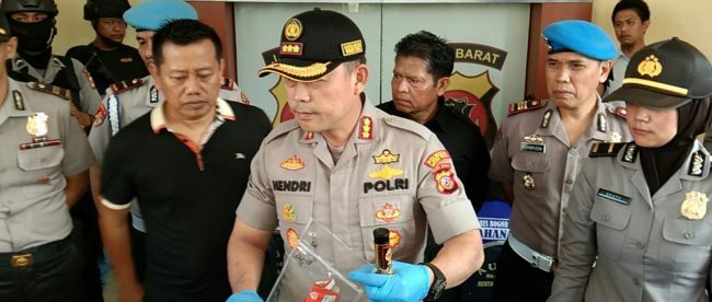 Kapolresta Bogor Kota Kombes Pol Hendri Fiuser saat menunjukkan salah satu barang bukti pembunuhan sopir Grab Car, Senin 4/11/2019 (dok. KM)