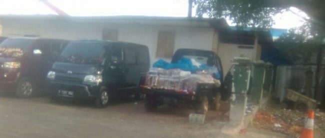 Penjualan dan pengedropan barang di Masjid Agung Kota Bogor yang diduga ilegal (dok. KM)