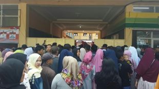 Warga Desa Leuwimekar berdesakan untuk dapat masuk ke lokasi pencoblosan Pilkades, Minggu 3/11/2019 (dok. KM)