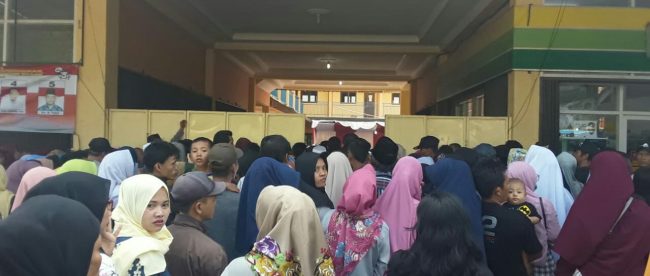 Warga Desa Leuwimekar berdesakan untuk dapat masuk ke lokasi pencoblosan Pilkades, Minggu 3/11/2019 (dok. KM)