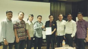 Prosesi penyerahan dokumen susunan kepengurusan DPC PWRI Depok