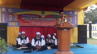 Camat Cibitung memberikan sambutan dalam acara peringatan Maulid Nabi Tahun 1441H/2019 tingkat kecamatan Cibitung Kabupaten Bekasi (dok. KM)