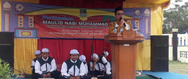 Camat Cibitung memberikan sambutan dalam acara peringatan Maulid Nabi Tahun 1441H/2019 tingkat kecamatan Cibitung Kabupaten Bekasi (dok. KM)
