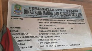 Papan nama proyek yang dikerjakan oleh CV Yulia Indah, yang diduga beralamat fiktif (dok. KM)