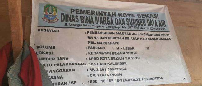 Papan nama proyek yang dikerjakan oleh CV Yulia Indah, yang diduga beralamat fiktif (dok. KM)