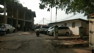 Mobil terparkir di depan bangunan yang diduga gudang penyimpanan barang dagangan di kawasan Masjid Agung Kota Bogor (dok. KM)