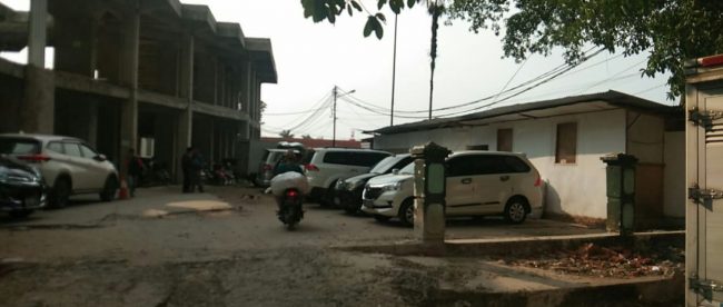 Mobil terparkir di depan bangunan yang diduga gudang penyimpanan barang dagangan di kawasan Masjid Agung Kota Bogor (dok. KM)