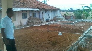 Kades Kosambi saat memantau pekerjaan pembangunan kantor desanya (dok. KM)