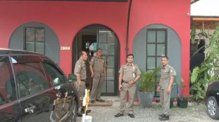 Petugas Satpol PP Kota Bogor memeriksa kafe Club 19, Senin 18/11/2019 (dok. KM)