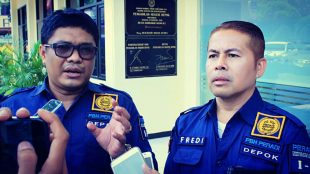 Tim Kuasa Hukum warga RT 10/03 Kelurahan Harjamukti saat diwawancarai usai mendaftarkan gugatannya di PN Depok, 18/11/2019 (dok. KM)