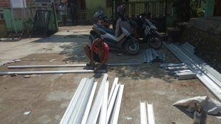 Terlihat hanya seorang pekerja yang sedang merangkai baja ringan dengan mengoplos baja ringan bekas untuk rangka atap di SDN Purasari 02, Leuwiliang, Kabupaten Bogor (dok. KM)