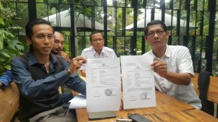 Kuasa hukum warga Anggi Triana Ismail saat menunjukkan bukti laporan terhadap calon Kades Cadas Ngampar, Sukaraja, Bogor, dalam kasus dugaan intimidasi (dok. KM)
