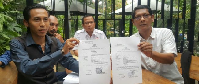 Kuasa hukum warga Anggi Triana Ismail saat menunjukkan bukti laporan terhadap calon Kades Cadas Ngampar, Sukaraja, Bogor, dalam kasus dugaan intimidasi (dok. KM)