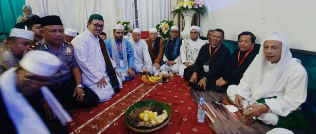 Habib Syahdu dan Habib Luthfi bib Yahya beserta sejumlah ulama, habaib dan pemuka lintas agama usai acara 