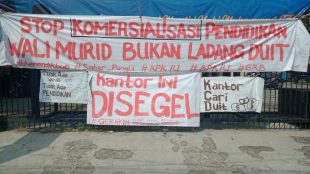 Aksi GRB di depan Kantor Cabang Dinas Pendidikan Jawa Barat Wilayah I, Cibinong, Kabupaten Bogor, Senin 25/11/2019