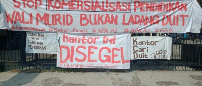 Aksi GRB di depan Kantor Cabang Dinas Pendidikan Jawa Barat Wilayah I, Cibinong, Kabupaten Bogor, Senin 25/11/2019