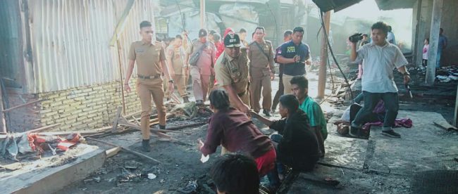 Wali Kota Tanjungbalai beserta istri Silvisa Novita dan rombongan Pemko TanjungBalai tinjau lokasi Pasar TPO yang ludes terbakar (dok. KM)
